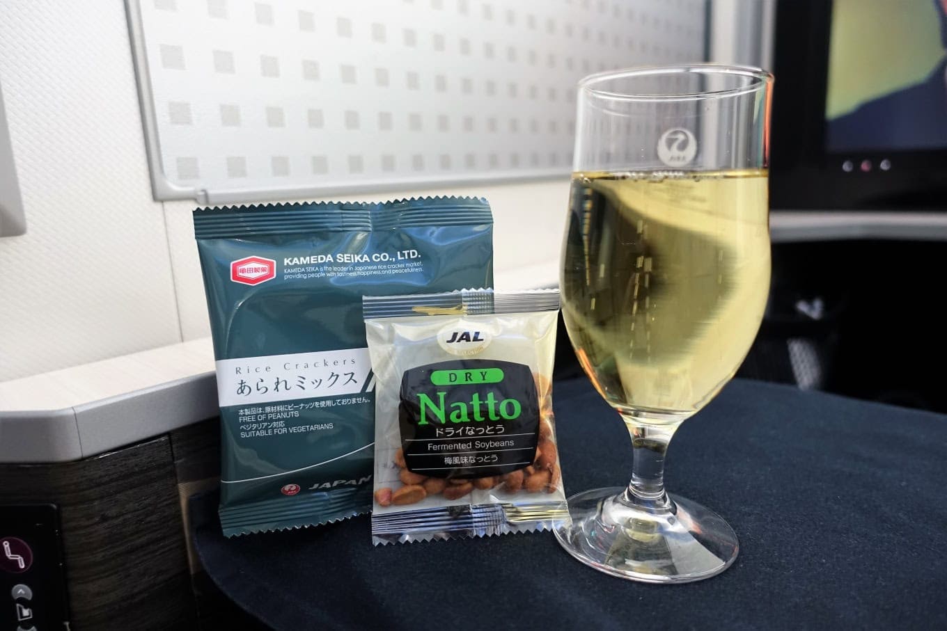 ANAとのビジネスクラス機内食対決はJALに軍配！機内販売の森伊蔵は抽選